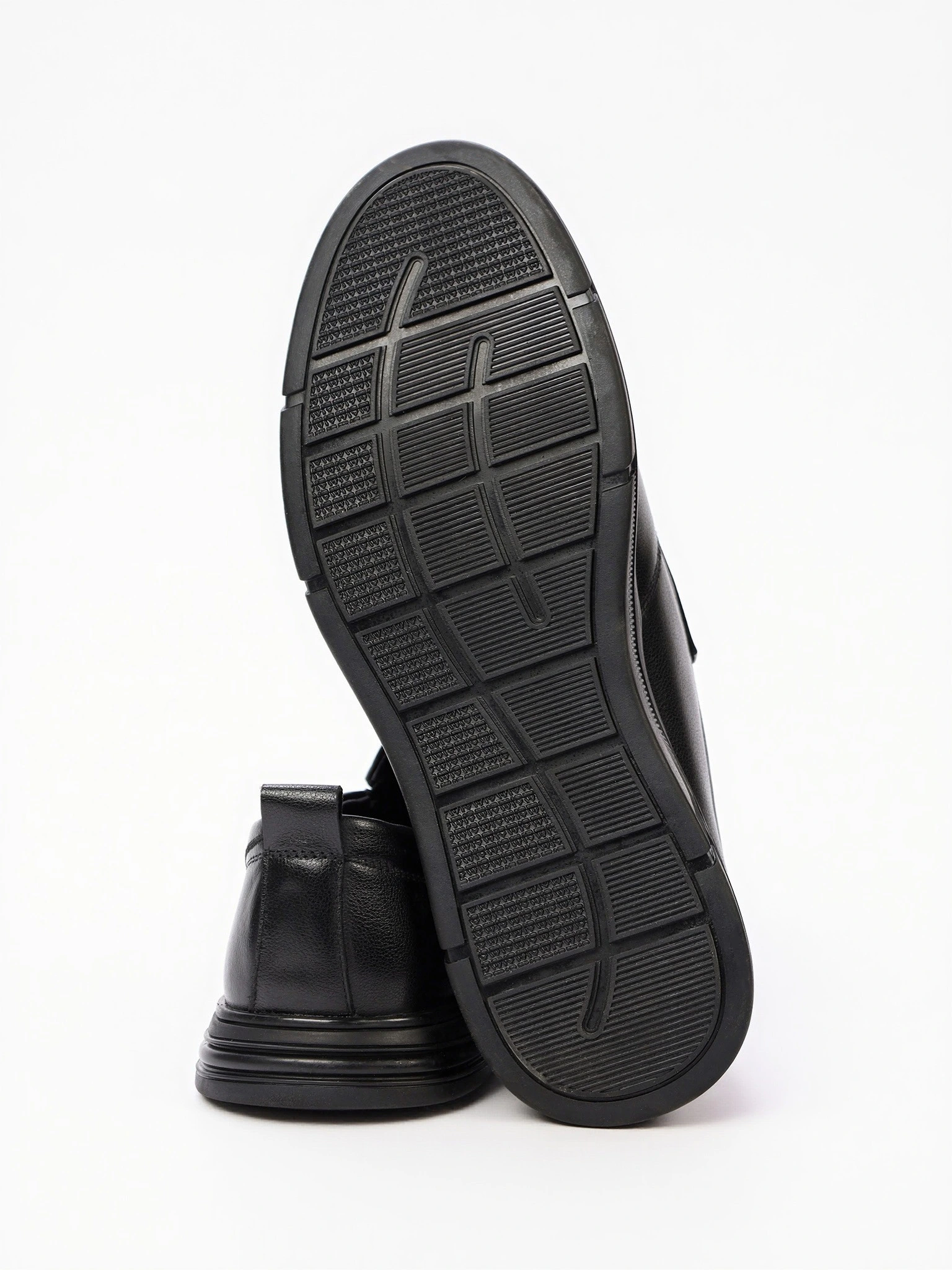 Туфли черного цвета с эластичными вставками